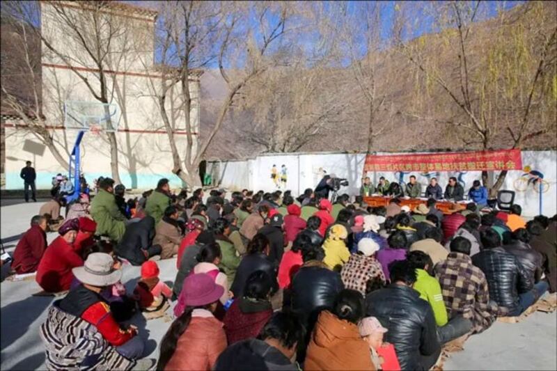 County officials announce a relocation policy to Tibetans in Mindu township, Gonjo, in western China's Tibet Autonomous Region, December 2018. (WeChat account Internet Information Gongjue via HRW)