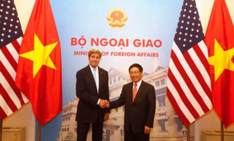 Ngoại trưởng Hoa Kỳ John Kerry (trái) bắt tay với Phó Thủ tướng và Bộ trưởng Ngoại giao Phạm Bình Minh tại Hà Nội vào ngày 24 tháng 5 năm 2016.