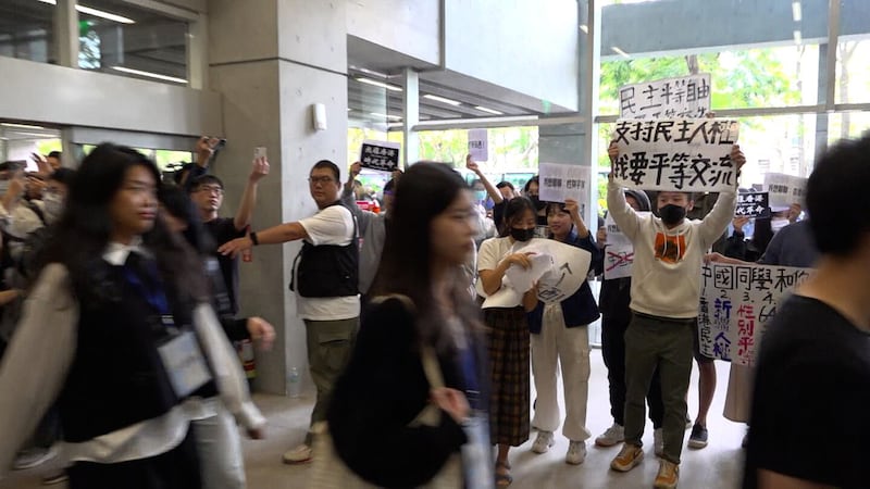 去年12月3日，中國學生團訪問台大時，遇上抗議學生。