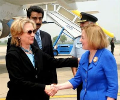 Ngoại Trưởng Hoa Kỳ Hillary Clinton được đại sứ Hoa kỳ ở Pakistan bà Anne W. Patterson đón tại sân bay