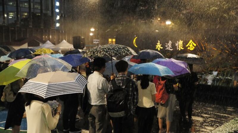 香港市民在悼念在反送中运动中死亡的抗议人士。（美联社） 