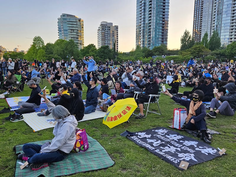 2023年在温哥华举办的纪念六四活动，吸引了超过3,000人参加，许多港人齐聚为香港民主自由点燃烛光。 (记者柳飞拍摄/RFA资料)