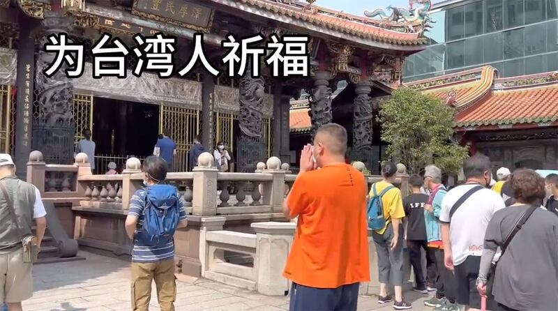 Jake到台北万华龙山寺为妈妈祈福，也为台湾人祈福。（Jake视频截图）