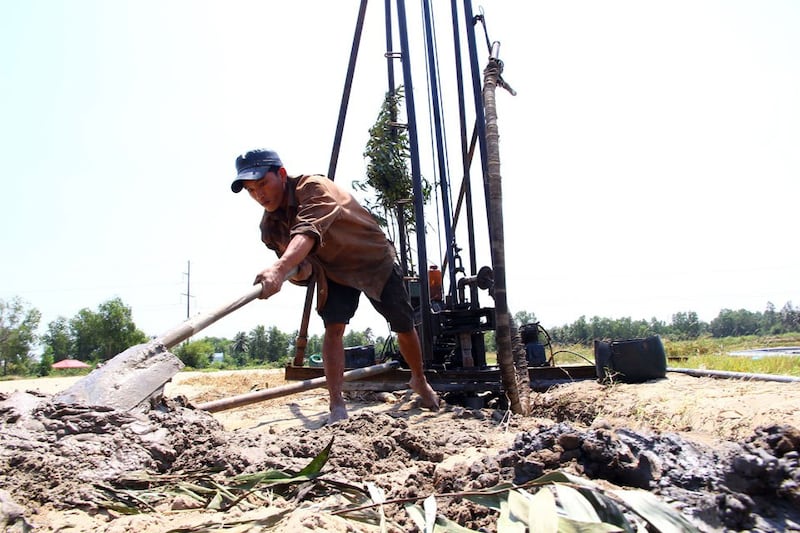 Hạn hán, xâm nhập mặn ở ĐBSCL khiến người dân phải đào giếng lấy nước ngọt- AFP