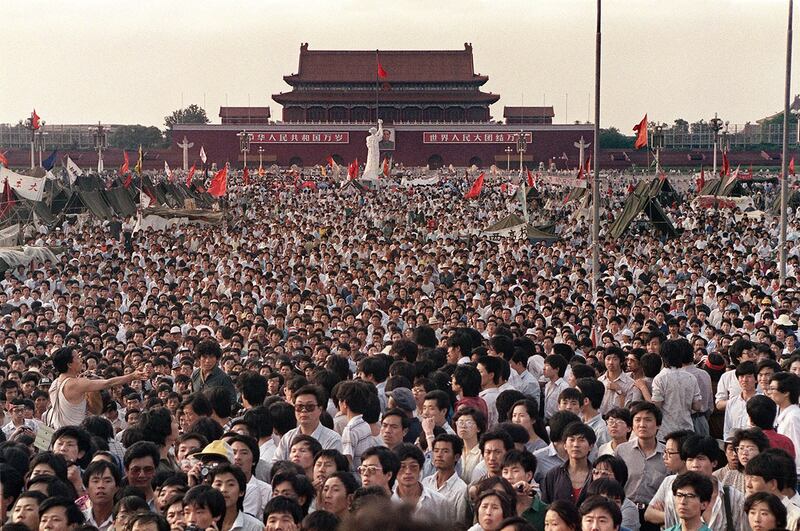 1989年6月2日，数十万中国人在天安门广场聚集，围绕着10米高的自由女神雕像，要求民主。（法新社）