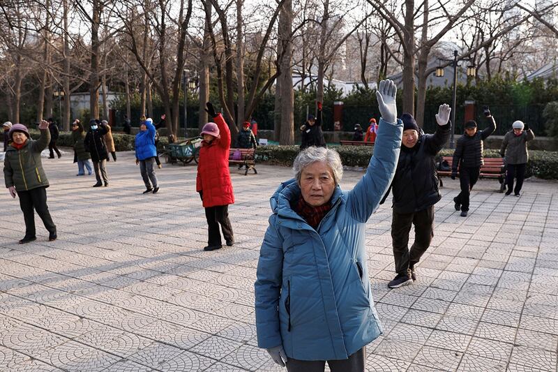 图为在北京一座公园里跳舞的老年人。中国人口连续第二年出现萎缩，而老龄人口群体仍在进一步扩大。（路透社图片）