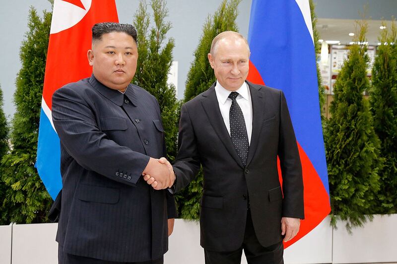 2019年4月25日，金正恩出访俄罗斯，与普京会面握手。 (AP Photo/Alexander Zemlianichenko, Pool, File)