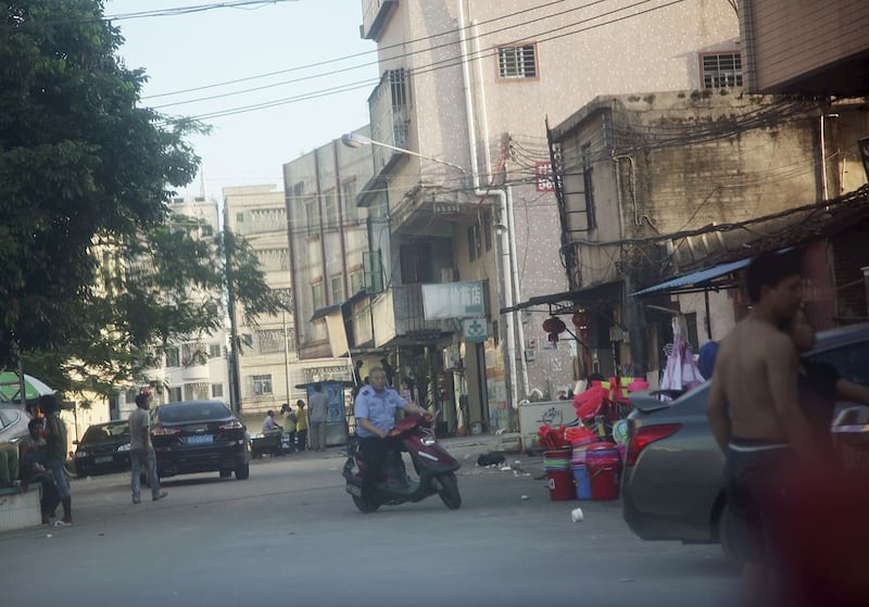 广东一名城管骑摩托巡视东莞街道（路透社）