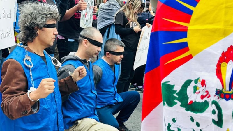 Protesters dressed as prisoners rally outside the airport in San Francisco as Chinese President Xi Jinping arrives, Nov. 14, 2023. Credit: Sun Cheng/RFA