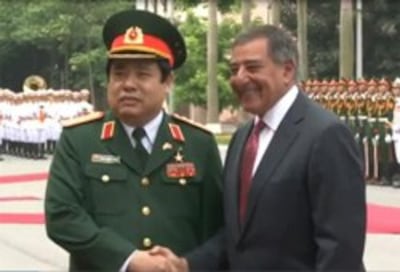 Hai bộ trưởng quốc phòng Hoa Kỳ và Việt Nam, tháng 6, 2012- Screen capture 