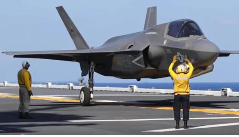 2021年10月美国海军陆战队F-35B战机在日本出云号护卫舰完成首次起降验证测试。（美国海军陆战队）