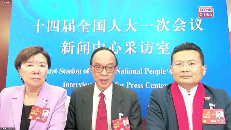 中国全国人大港区代表马逢国（中）。（视频截图/PTHK）