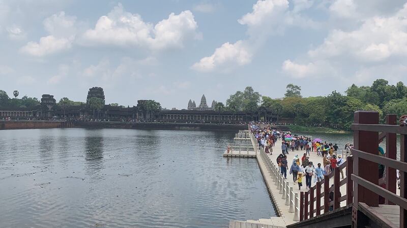 Tourists_visit_Angor_Wat_2022-04-15_Advance_1.jpg