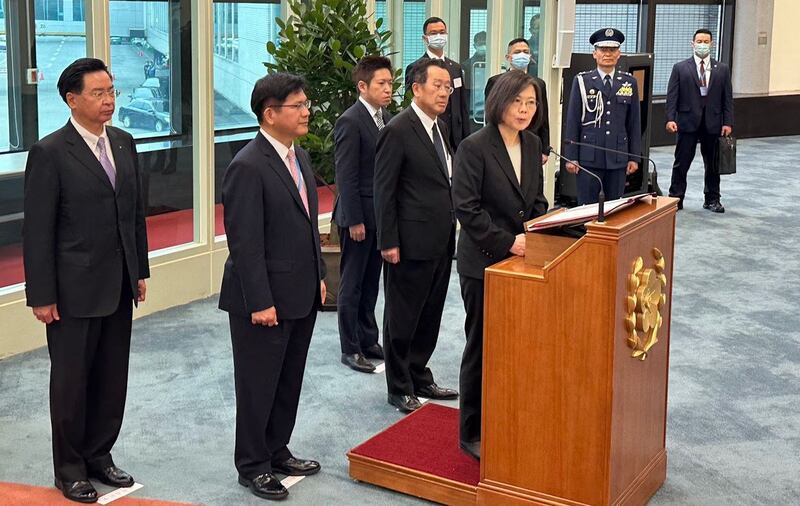 台湾总统蔡英文29日出访中美洲友邦之前，在台湾桃园机场发表行前讲话。（记者夏小华摄）