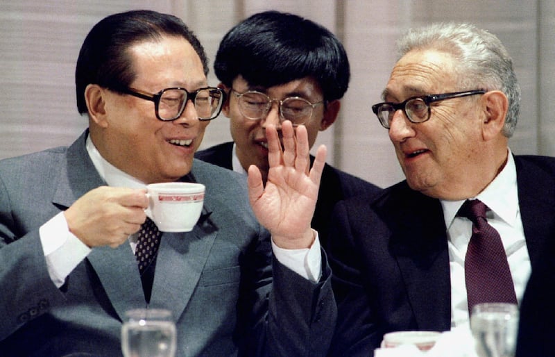 China's President Jiang Zemin [left] talks to former Secretary of State Henry Kissinger at a luncheon address to U.S. business groups in New York, Oct. 23, 1995. (Jim Bourg/Reuters)