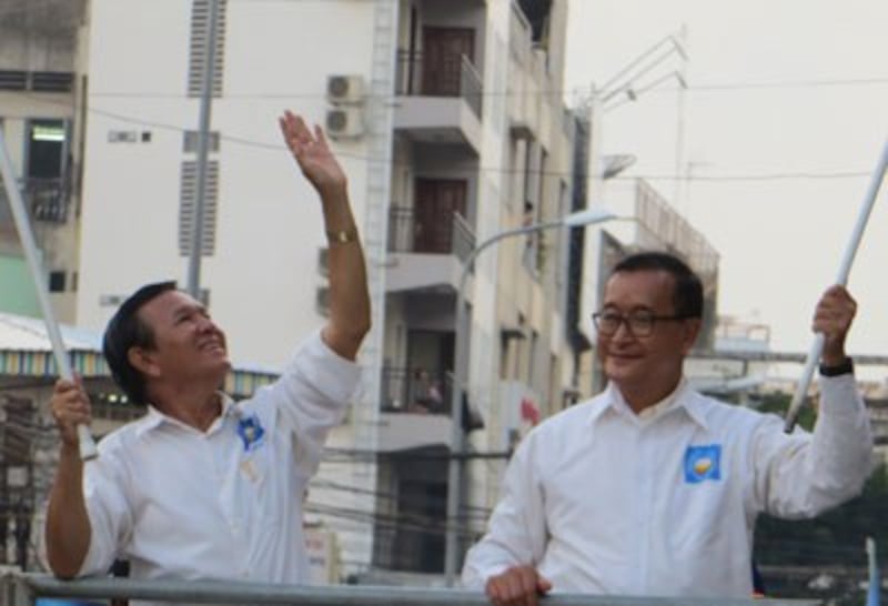 CNRP leaders Sam Rainsy and Kem Sokha lead a campaign for council elections in Phnom Penh, May 2, 2014. Credit: RFA