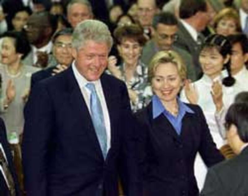 Cựu Tổng thống Bill Clinton trong chuyến công du Việt Nam ngày 17-11-2000. AFP PHOTO