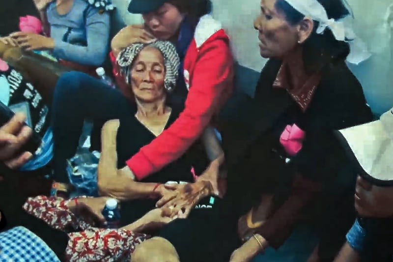 Land rights activist and protestor 84-year-old Nget Khun, who lives in the Boeung Kak area of Cambodia, has been wounded while protesting to gain the release of her jailed daughter.