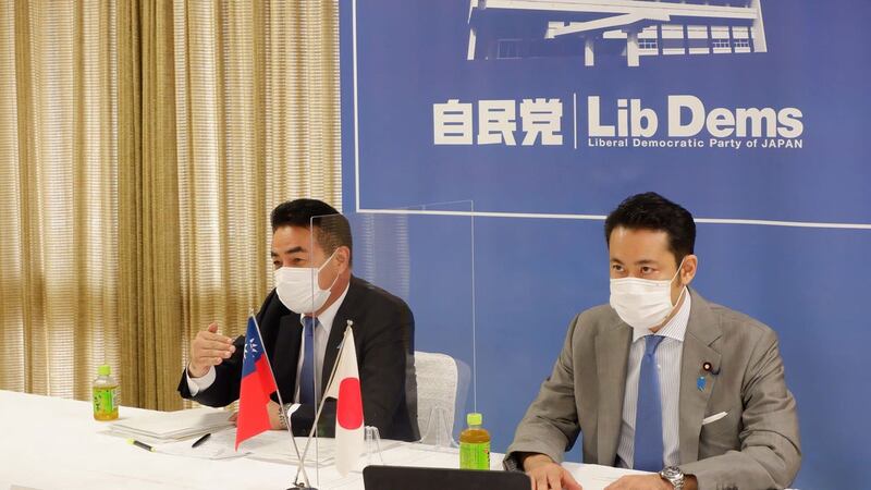 日本自由民主党国会议员佐藤正久（左）及大冢拓（右），连线会场放置日本和台湾「国旗」。（大冢拓脸书）