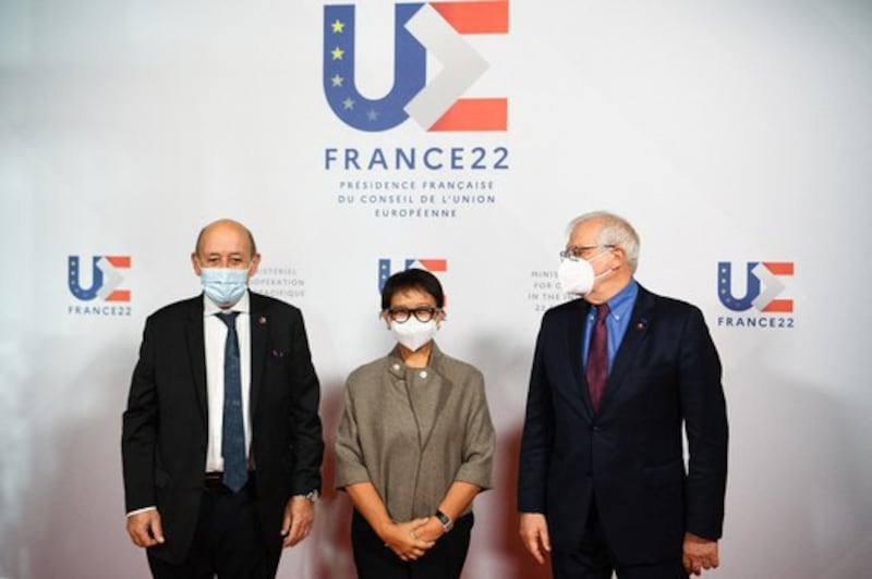 French Foreign Minister Jean-Yves Le Drian (left) and Josep Borrell, the European Union's high representative for Foreign Affairs and Security Policy (right), welcome Indonesian Minister of Foreign Affairs Retno Marsudi during the Indo-Pacific Ministerial Cooperation Forum, in Paris, Feb. 22, 2022. Credit: AFP