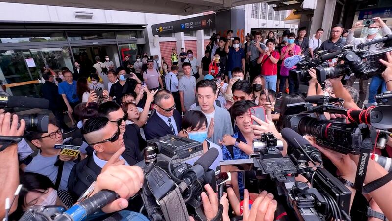 Chinese actor Hu Ge arrives at Taipei's Songshan Airport on June 12, 2024 to be met by the island's media and a crowd of adoring fans. (Lee Tsung-han/RFA)