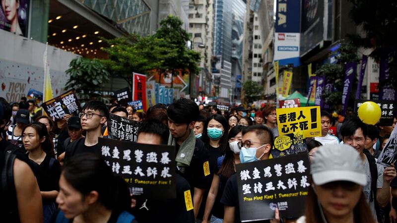 019年8月18日， 香港反送中大游行，示威者举起：“彻查黑警滥暴 坚持五大诉求”等标语。（路透社）