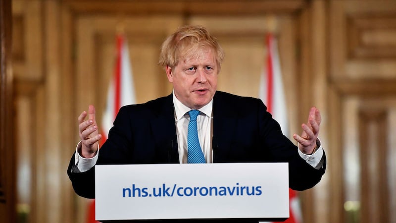 2020年3月18日，几天还只建议大家勤洗手的英国首相约翰逊(Boris Johnson)则采取了积极的防疫措施，宣布从20日起全国学校无限期停课。（美联社） 