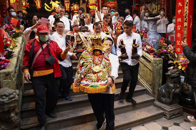 台湾台中大甲镇澜宫董事长抬着妈祖像在台中举行祈雨仪式（路透社）