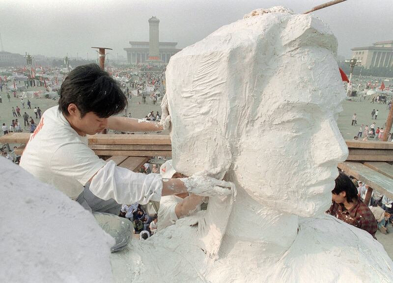 1989年5月30日，民主女神在进行最后准备工作。（法新社图片）