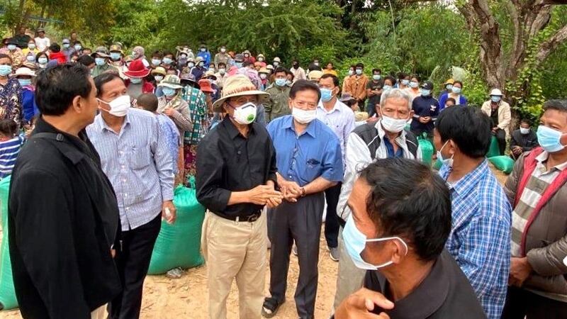 Kem Sokha distributes aid to flood victims in Banteay Meanchey province, Nov. 11, 2020.