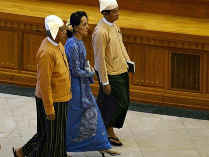 Myanmar's new president Htin Kyaw (L), Aung San Suu Kyi (C), and lower house speaker Win Myint (R), arrive for the swearing-in ceremony at the parliament in Naypyidaw, March 30, 2016.