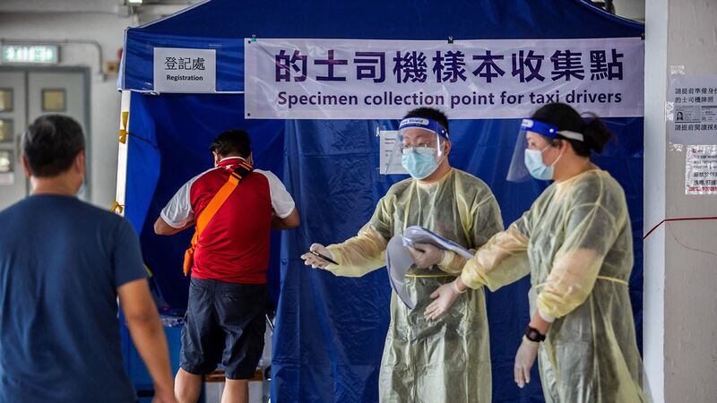 2020年7月19日，香港停车场设临时冠状病毒测试站。（AFP）