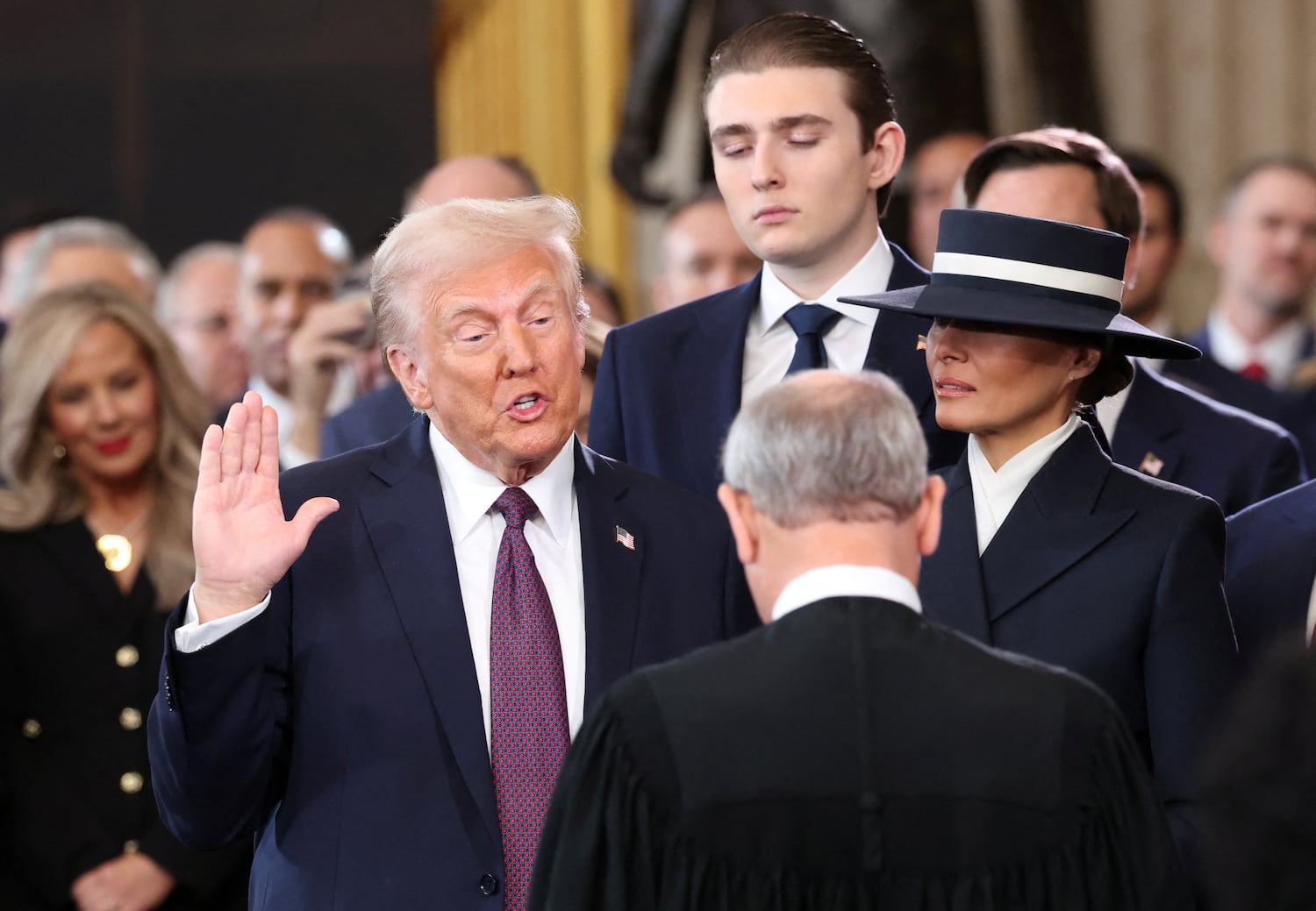 El presidente de los Estados Unidos, Donald Trump, presta juramento ante Barron y Melania Trump en la rotonda del Capitolio de los Estados Unidos el 20 de enero de 2025 en Washington.