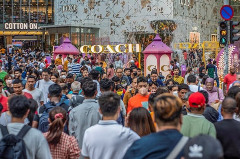 A crowd gathers at a shopping mall in Kuala Lumpur, Malaysia, April 26, 2023. (S. Mahfuz/BenarNews)