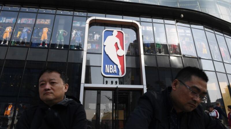 中共杠上NBA得罪美国，操作“民粹爱国主义”拿经济当武器的手段完全失控。（法新社）