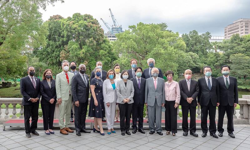 2022年8月3日，美国众议院议长佩洛西访问台湾，并与总统蔡英文、台积电创办人张忠谋和董座刘德音，以及和硕副董事长程建中合影。（蔡英文脸书）