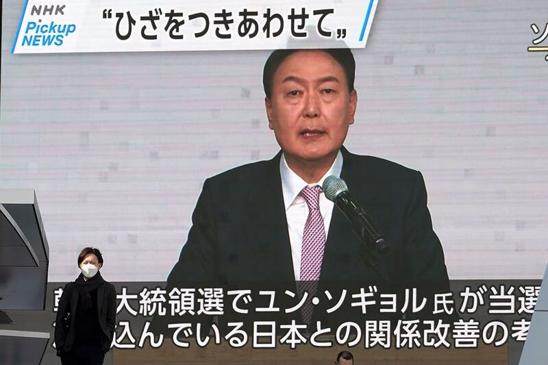 2022年3月10日，东京公共电视屏幕显示尹锡悦在韩国总统选举中获胜。（美联社）