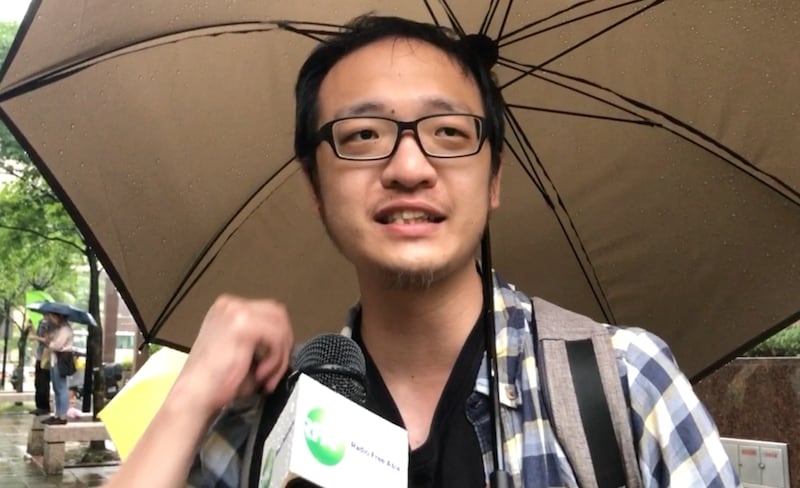 就读世新大学社会发展研究所的洪崇晏谴责港府施暴是疯狂行动，将使得香港沉沦。（记者夏小华摄）