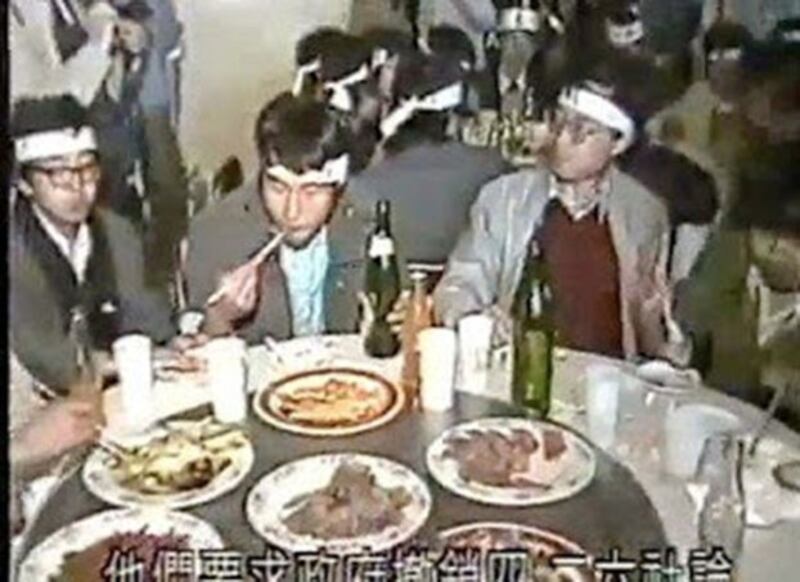 1989年5月13日中午，学生在北京大学吃绝食前的最后一顿午餐。（8964museum.com）