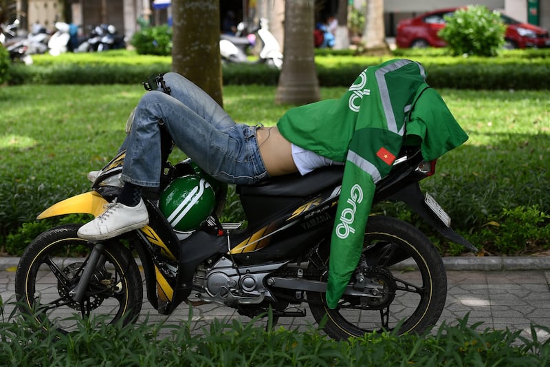 Tài xế GrabBike nghỉ giữa trưa nắng Hà Nội.