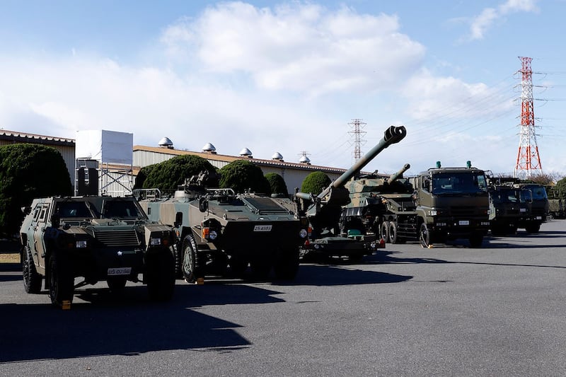 2021年11月27日，日本陆上自卫队（JGSDF）朝霞驻屯地接受检阅期间，现场展示（左起）包括轻型装甲车（LAV）、96式装甲输送车 （Type 96 Armored personnel carrier，简称WAPC）及FH-70式榴弹炮等。（Kiyoshi Ota / POOL / AFP）