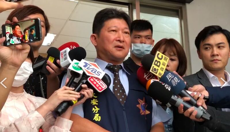 台北市大安分局罗斯福路派出所侦查队长谢志鑫说明保护伞案。（记者李宗翰摄）