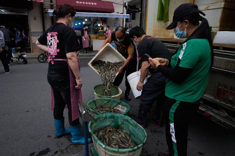 有评论认为，封城重创上海元气，政府被迫放宽摆地摊救经济，实属无奈之举。但地摊经济属低端经济形式，难以解决中国宏观经济问题。（美联社资料图片）