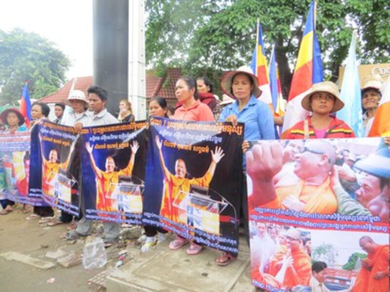 Villagers and activists rally their support for Loun Sovath outside the courthouse in Phnom Penh, Nov. 25, 2014.