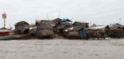 Xóm nhà chòi ven hồ Tonlesap