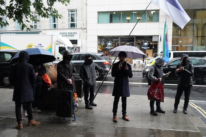 同日下午，约10名香港示威者冒着大雨在伦敦一间五星级酒店外示威，抗议香港驻伦敦经贸办在酒店内举行一个有关香港法律及法治的研讨会。 （RFA图片）