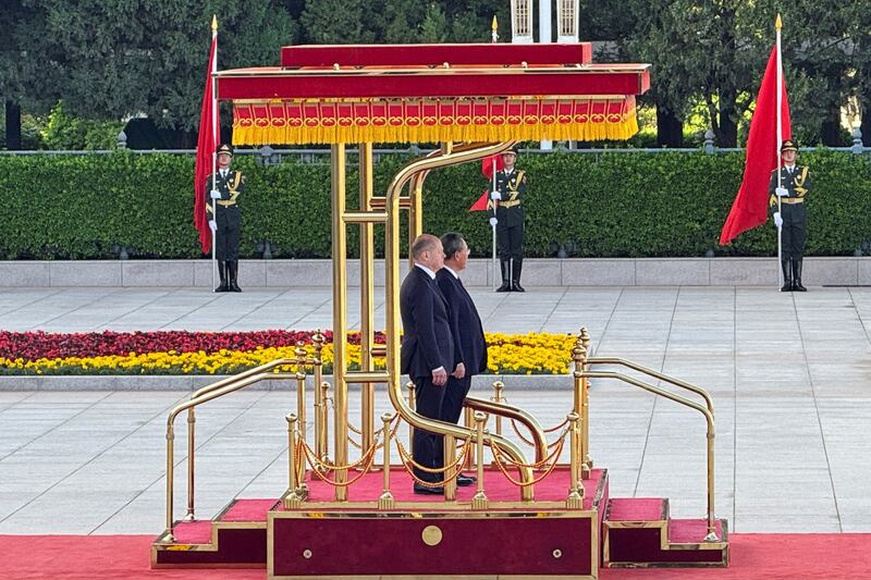 2024年4月16日，中国总理李强在北京人民大会堂外为德国总理朔尔茨举行欢迎仪式。（路透社）