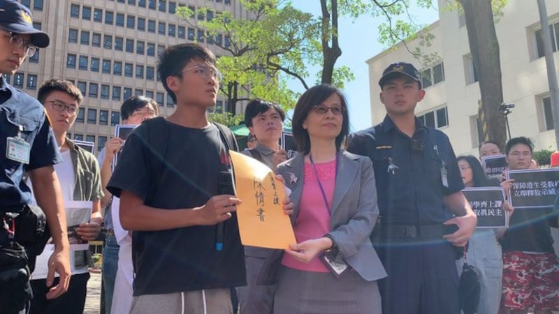 学生团体递交陈情书给陆委会港澳处长杜嘉芬。(记者 黄春梅摄)