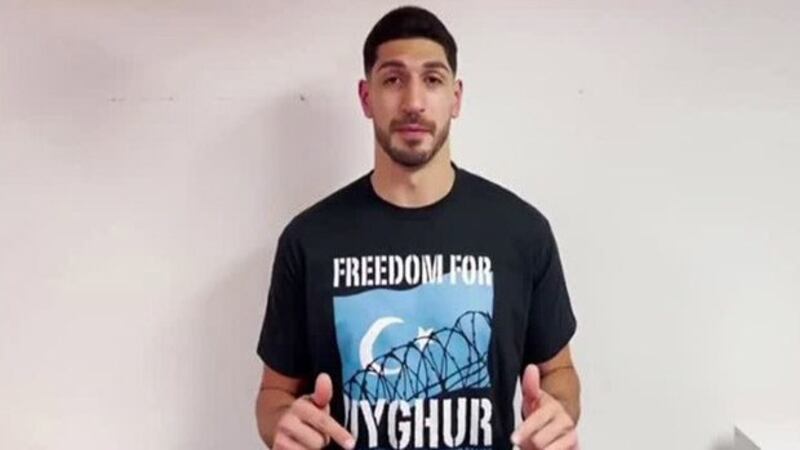 2021年10月22日，美国NBA凯尔特人队中锋坎特（Enes Kanter）2021年10月22日身穿写有“为维吾尔人争自由”字样的T恤衫再次替维族发声。（路透社视频截图）