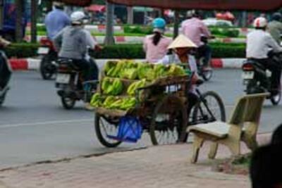 Một người bán hàng rong trên đường Điện Biên Phủ, TPHCM hôm 30/07/2010. RFA PHOTO.